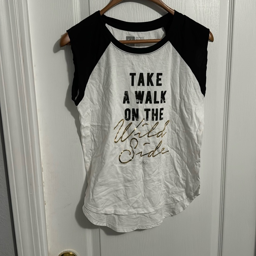 Women’s graphic tee - NWOT 🆕
